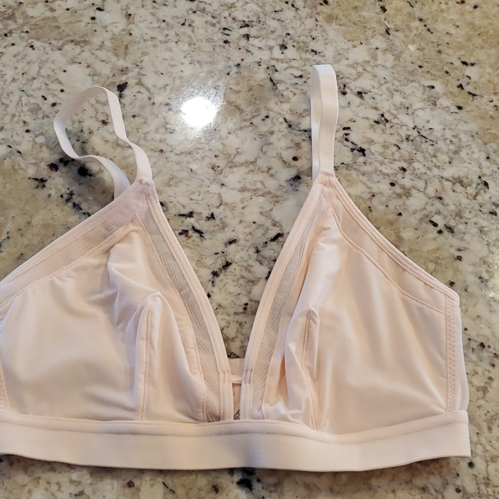 Lively Bralette in light pink.